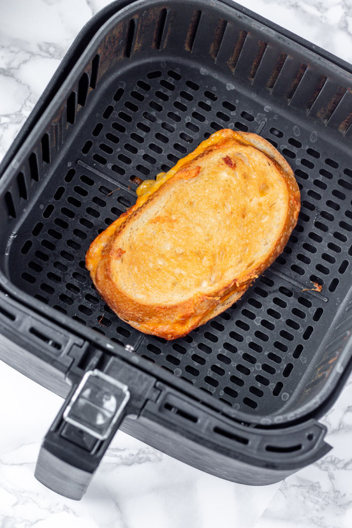 Um, if you are known to forget about your grilled cheeses and always burn one (or both) sides... I have the solution for you. These easy air fryer grilled cheese is the BEST grilled cheese recipe! It couldn't be easier and it's one of the best air fryer recipes, especially for beginners. 