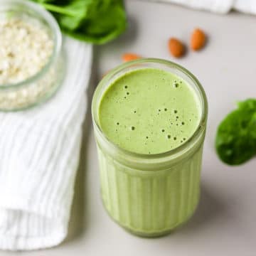 This almond butter smoothie with spinach, banana and oats is such an easy green smoothie recipe! Not to mention super delicious, and well-balanced for an ideal breakfast recipe.