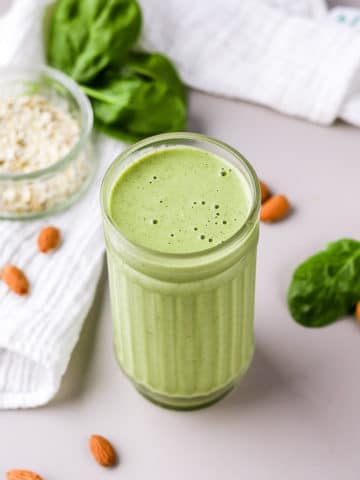 This almond butter smoothie with spinach, banana and oats is such an easy green smoothie recipe! Not to mention super delicious, and well-balanced for an ideal breakfast recipe.