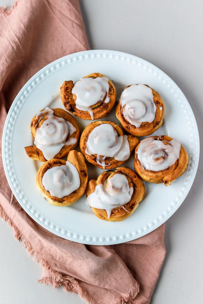 air fryer cinnamon rolls are so delicious and so easy to make. no need to turn the oven on for perfectly cooked pillsbury cinnamon rolls.