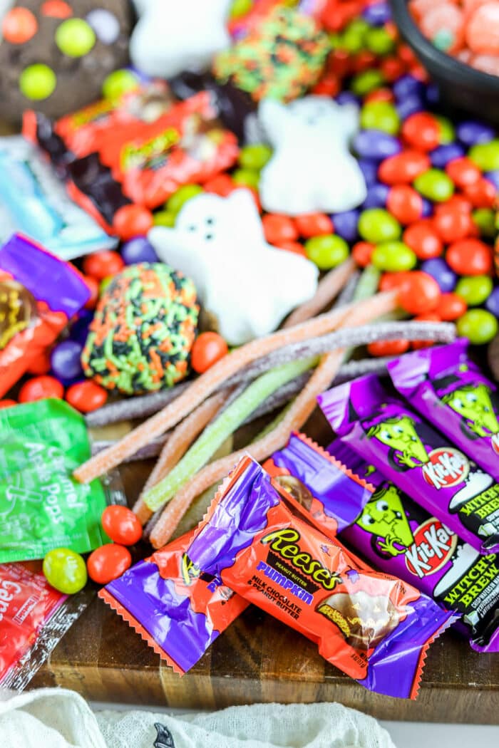 This Halloween candy charcuterie board is an adorable way to display candy for all your Halloween parties this year. It's a perfect dessert charcuterie board for the occasion. 