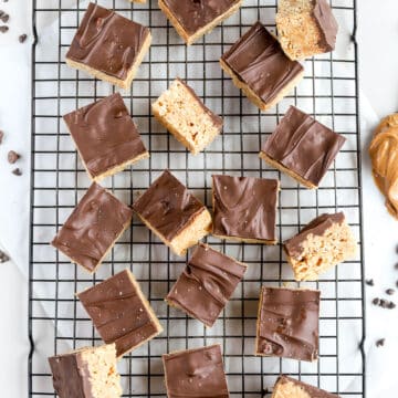 These chocolate peanut butter Rice Krispie treats are perfect for all the peanut butter lovers out there. It's a classic treat with this delicious twist that you will absolutely love. It is such an easy recipe, let's make it!