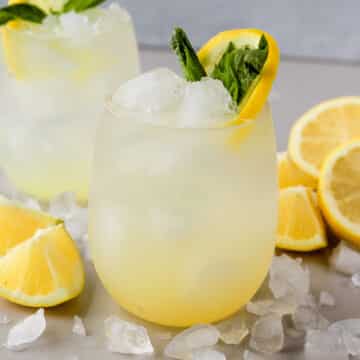 If you're looking for a low-calorie vodka spritzer recipe, you will love this lemon version! It's a refreshing yet simple vodka cocktail, let's make it!