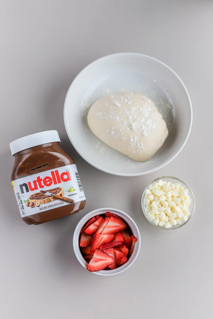 This strawberry Nutella pizza recipe is such a fun dessert. If you're a fan of Nutella recipes, you absolutely have to try this for yourself. With a few simple ingredients, this comes together in no time. Let's make it!