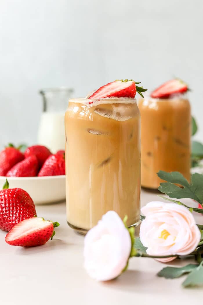 iced strawberry latte