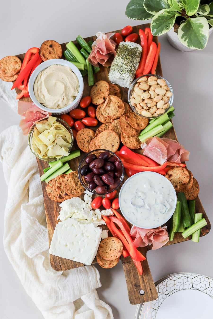 How To Make An Easy Mediterranean Charcuterie Board